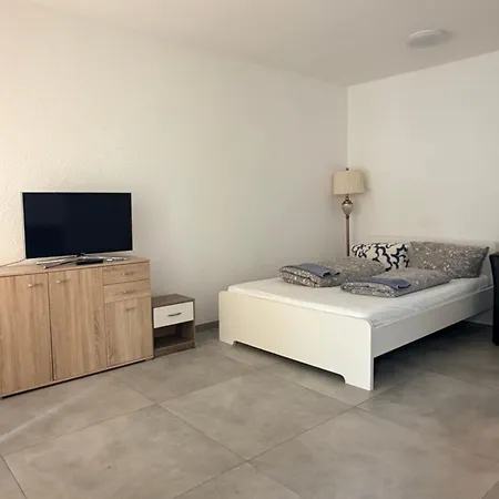 Mit Küche Und Balkon Apartment