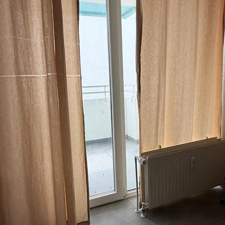 Apartment Mit Küche Und Balkon *